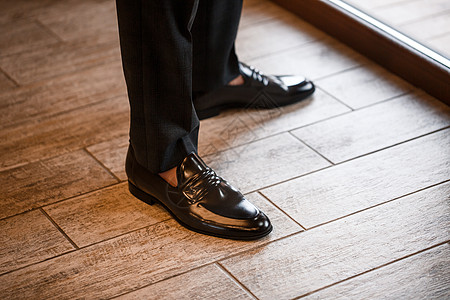 男商务人士穿时尚的鞋子 男人穿的衣服套装生意人办公室男性敷料商务人士地毯皮革工人图片