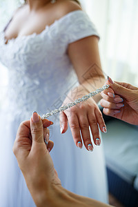 新娘在婚礼当天穿上结婚首饰金子宝石戒指传家宝衣服项链时尚珍珠婚姻耳环图片