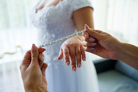 新娘在婚礼当天穿上结婚首饰母亲宝石耳环珍珠奢华时尚金子珠宝仪式魅力图片