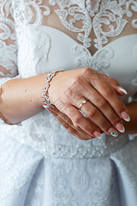 新娘在婚礼当天穿上结婚首饰衣服宝石母亲耳环项链时尚蕾丝裙子珍珠配饰图片