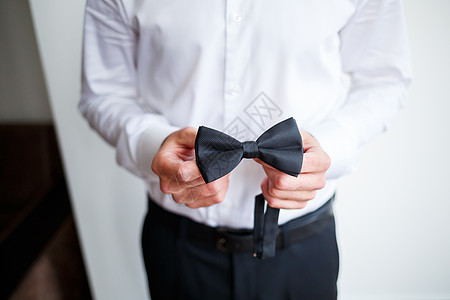 年轻男商务人士穿着白衬衫 短胡子短胡子 身穿黑色领结领带衣服套装办公室派对男性绅士男人人士成人婚姻图片