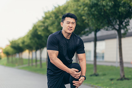 亚洲男子在跑步和健身 腿部严重疼痛后膝膝痛活力赛跑者运动福利医疗卫生按摩训练保健小牛图片