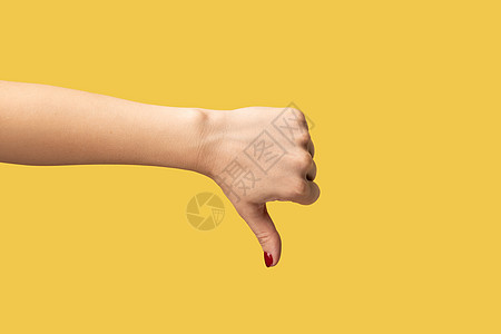 近身女性手举起拇指向下 拒绝符号 负面反馈图片