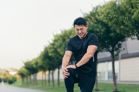 亚洲男子在跑步和健身 腿部严重疼痛后膝膝痛按摩福利卫生运动扭伤赛跑者训练医疗活力肌肉图片