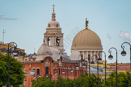 俄罗斯威尼斯 马卡洛夫堤岸的圣烈士凯瑟琳教堂 很多人在庆祝海军日时 一排灯柱教会中心假期文化旅行旅游建筑物资本历史景观图片