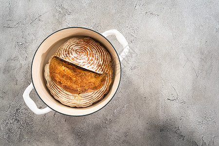 小麦苏杜面包汤锅拓荒者烤箱圆形铸铁高架煮锅食物酵母家常图片