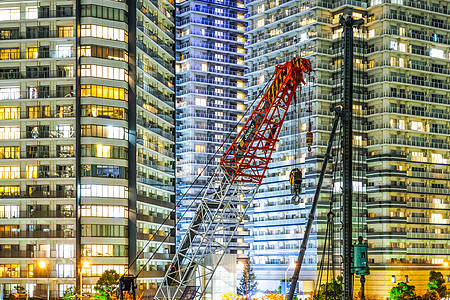 横滨 米纳托米拉伊的建筑工地出租夜景房地产城市工作公寓机械液压住宅建筑群图片