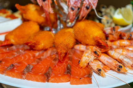 红鱼和煮煮龙虾作为啤酒开胃菜螃蟹柠檬对虾啤酒营养美食海鲜午餐海洋食物图片