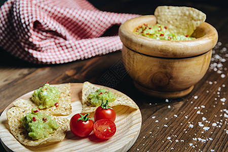 配有玉米片的瓜卡莫乐阿巴卡多小吃芯片盘子乡村午餐桌子蔬菜食物洋葱辣椒图片