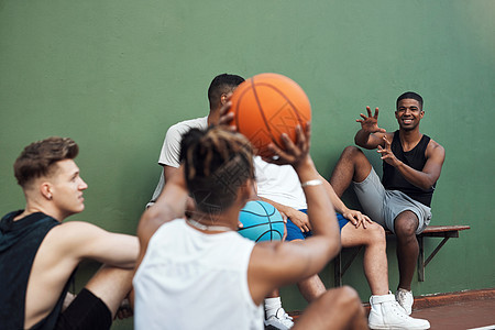 来 接住 一群运动的年轻人在篮球场上闲逛图片