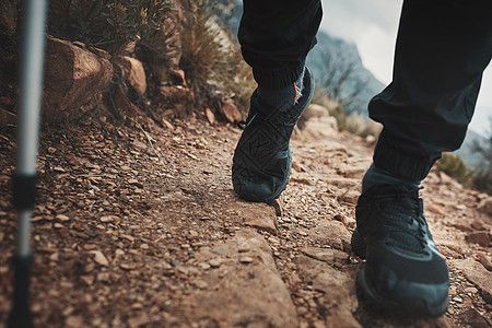 竹林小道自然界的行走将灵魂带回家 一个不知名的男人在山上徒步步行时用拐杖近距离拍摄背景