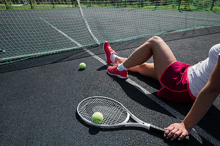 一个穿着运动裙的无脸女孩坐在网球场上 拿着一枚火箭 对女性腿最有洞察力裙子娱乐晴天练习运动运动服游戏竞赛说谎网球图片