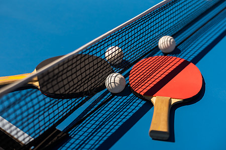 桌网球和蝙蝠竞赛乐趣桌子阴影球拍乒乓反射娱乐分数闲暇背景图片