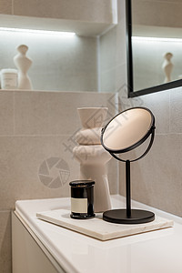配饰品的时尚浴室角落 有镜子 蜡烛和陶瓷花瓶的一张桌子详细拍摄片子图片