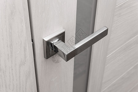 开放或特写房屋出入口的钢门把手 闭上锁木头公寓安全出口金属合金宏观闩锁钥匙办公室背景图片