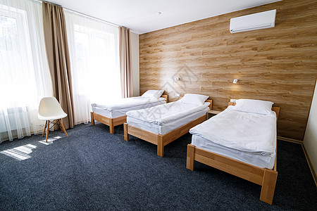 一间三张床的客厅里的大亮房 白睡衣预算建筑学桌子旅馆毯子汽车亚麻住宅套房卧室图片