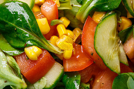 配有橄榄油的菠菜 玉米 番茄和黄瓜沙拉 食物是适当的营养美食南瓜香料盘子叶子饮食厨房小吃午餐蔬菜图片