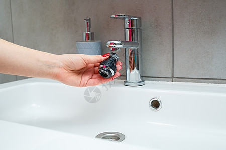 扶轮喷嘴在搅拌器上 以调整水流 用于洗手的白色浴室水槽活力合金塑料阀门自来水环境流动卫生龙头厨房图片