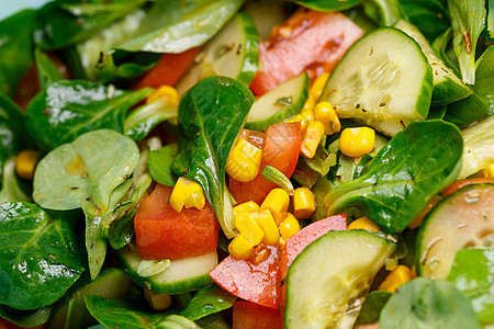 配有橄榄油的菠菜 玉米 番茄和黄瓜沙拉 食物是适当的营养美食早餐晚餐蔬菜水果餐厅厨房饮食午餐叶子图片