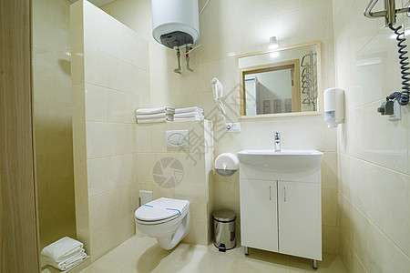 明亮的浴室 白色厕所 洗浴盆 镜子 淋浴房子奢华洗手间浴缸毛巾地面建筑学陶瓷盆地公寓图片