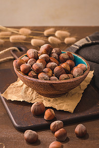 坚果详情页陶瓷碗中的黑桃子水果种子季节性饮食营养棕色制品收成坚果农业背景