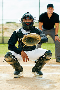 一位英俊的年轻棒球运动员 准备在球场比赛中打球 他是一个优秀的球手图片