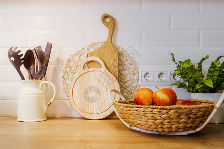 厨房内部的现代结构 有切菜板 水果和烹饪机图片