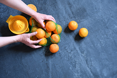 女性用手动果汁机 用橙子做橘子汁 蓝色的橙子烹饪女士主妇婴儿家庭童年女儿女孩橙汁早餐图片