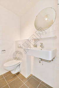 简便现代浴室室内设计卫生间卫生制品陶瓷财产房子褐色龙头角落地面图片