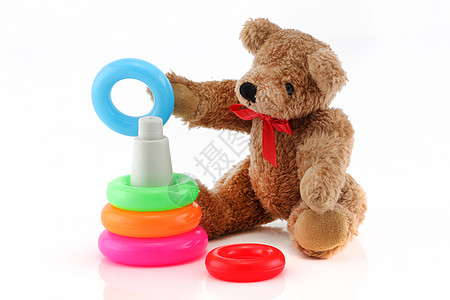 玩玩具戒指的可爱泰迪熊图片