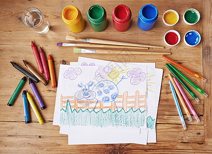 木桌上的艺术 绘画和创意用品 上面有纸上的图画 画笔 颜色和静物容器准备在学校或课堂上创作艺术品以进行教育图片