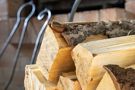 在壁炉背景下用木柴堆放的切碎木柴农村材料燃烧燃料折叠客厅木头松树工具村庄图片
