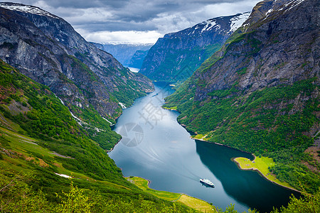 Naeroyfjord从上而下 在挪威西斯堪的纳维亚搭乘渡船天空目的地汽艇国家假期旅行农村日落戏剧性日出图片