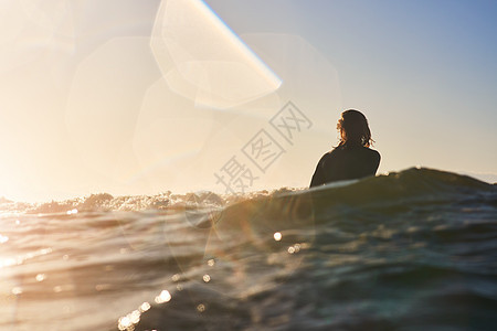 在海上生活比较好 年轻男人在海洋冲浪的后视镜头图片