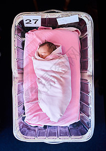 她被困在梦境中 一个新出生的女婴被医院的毯子包住的高角度镜头图片