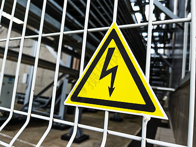 黄色三角形的标志是危险电压技术金属变压器火车站警告栅栏死亡警报震惊图片