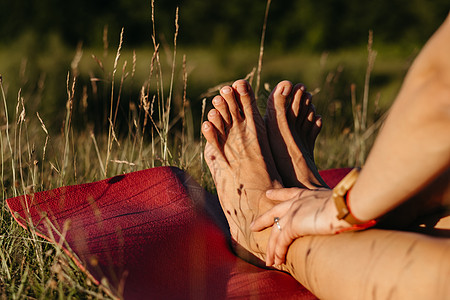 在日落门外的瑜伽期间 近距离坐在实战时脚踩脚的不可承认女性图片