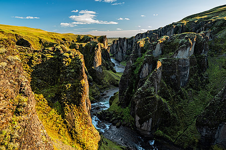 冰岛南部的峡谷地标旅行蓝色天空悬崖旅游石头岩石绿色溪流图片