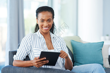 在一个没有体面连通的周末 一个年轻女性在家里使用数字平板电脑的肖像 (笑声)图片