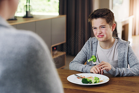 孩子吃蔬菜男生现代的高清图片