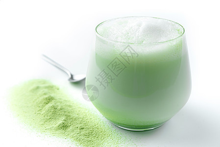 Matcha 绿色茶拿铁在玻璃杯中 孤立于白色背景图片
