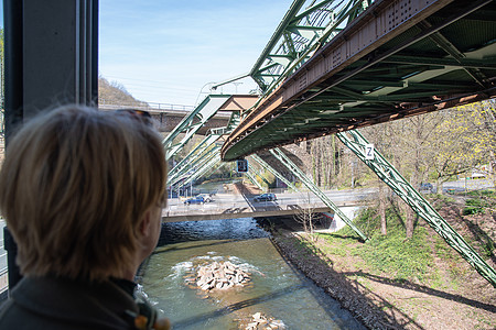 唯美窗户的窗外的女人 Wuppertal悬吊游客旅行城际封锁拍摄运输乘客电车微笑火车背景