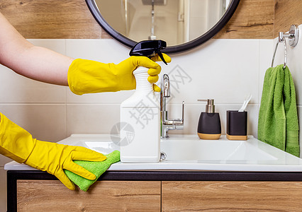将女性手放在保护手套中 装有白色瓶子的防护手套镜子制品清洁工卫生打扫脸盆卫生室马桶标签家务图片