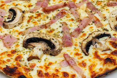 披萨贴上蘑菇 火腿 奶酪和牛排图片