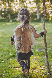 身着原始人服装的可爱婴儿 配有作战人员戏服女孩孩子森林动物日落乐趣女儿部落护身符图片
