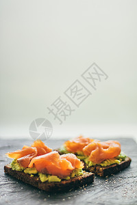 烟熏鲑鱼三明治     健康零食和自制食品型概念蔬菜自助餐小吃草本植物盘子乳酪饮食食物派对黄瓜图片