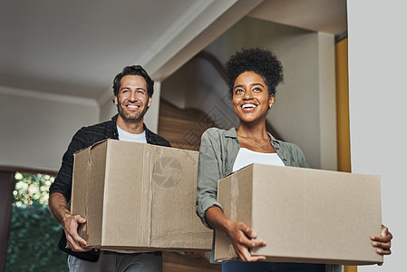 新房子 搬家和幸福的夫妇带着箱子 同时为用抵押贷款买房子感到自豪和兴奋 跨种族夫妻首次购房者在梦想家园中拆包图片
