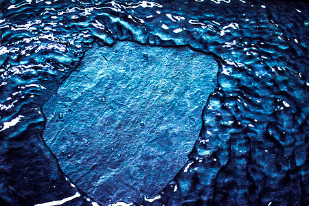 抽象水背景环境和自然元素概念石头宏观反射墙纸宝蓝色液体飞溅温泉海洋蓝色图片
