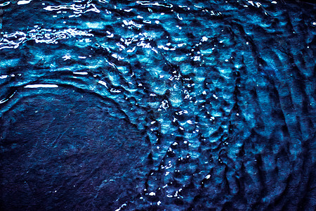 抽象水背景环境和自然元素概念飞溅宝蓝色海浪波浪海洋墙纸材料温泉石头蓝色图片
