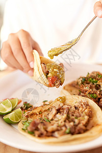墨西哥墨西哥玉米卷 配有萨尔萨和各种塔普桌子红色盘子绿色牧师鳄梨食物文化柠檬图片